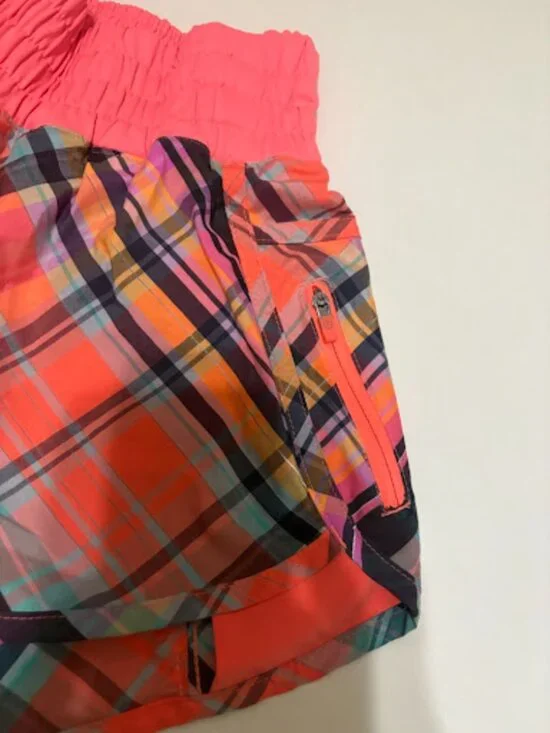 *Lululemon Tracker Short IV 4" | Rare Plaid Print Size: 4 - Picture 5 of 5